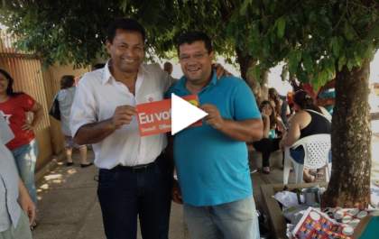Meio constrangido, vereador do PMDB empunha adesivo pedindo voto para o PT