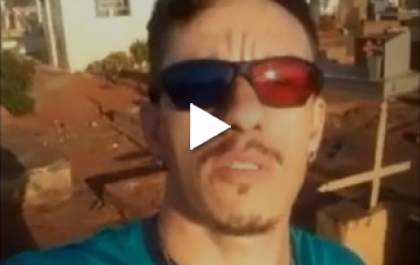 Três-lagoense canta em cemitério e chama atenção