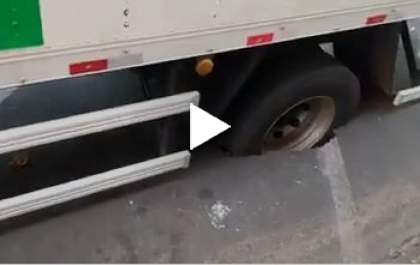 Caminhão fica preso em buraco após asfalto ceder em centro de TL