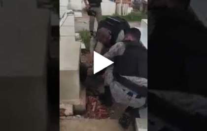 Para combater a dor da morte do pai, dias depois, filho entra no túmulo