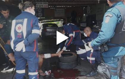 Homem é esfaqueado enquanto trocava pneu em oficina