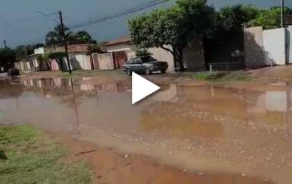 Chuva fraca provoca alagamentos e internauta envia vídeo
