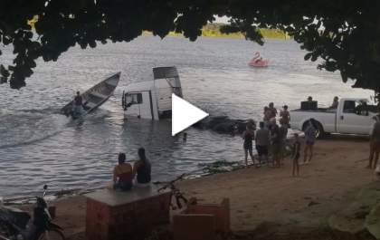 Caminhão afunda no rio Paraná e vídeo viraliza