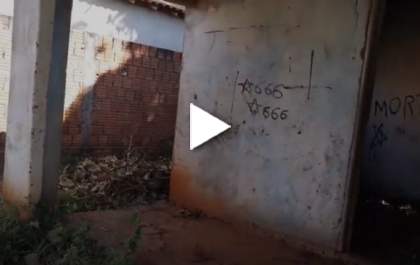 Casa abandonada incomoda moradores na Vila Nova