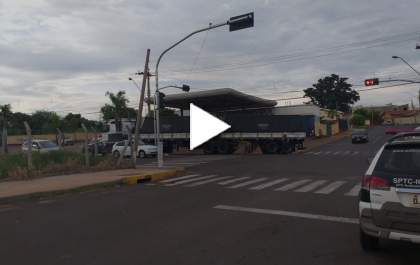 Mulher lembra passado e agride o marido com garrafadas de cerveja