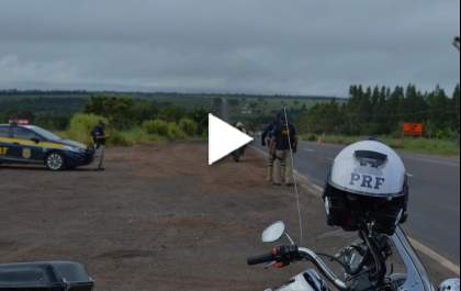 Homem tenta destruir a própria moto após ser autuado pela PRF