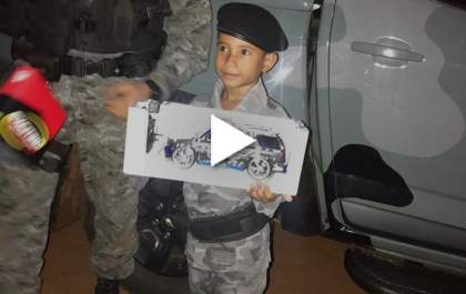 Com festa temática da Força Tática, menino completa 7 anos e ganha surpresa
