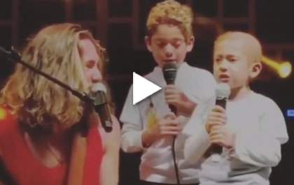 Anna Luiza se emociona ao cantar “O sol” com Vitor Kley