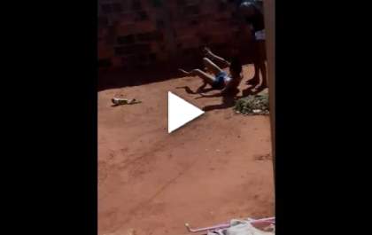 Vídeo mostra mãe batendo na filha que saiu de casa sem avisar
