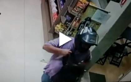 Ladrão armado invade conveniência