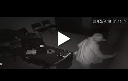 Câmeras flagram ação de bandido em empresa de internet
