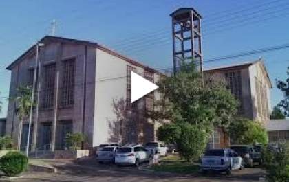 Pedras portuguesas da praça da igreja são recolocadas com tecnologia para evitar acidentes