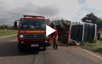 Motorista fica ferido após carreta tombar próximo a rotatória de Três Lagoas