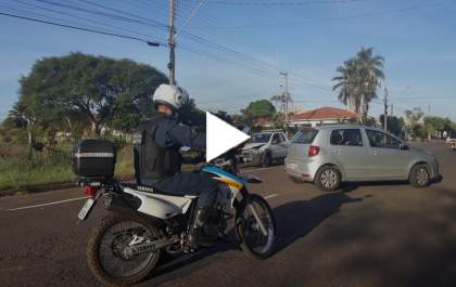 Motorista invade a contramão, e é atingido por condutor de Fiat Strada