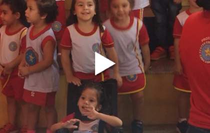 Além das diferenças: menina demonstra cuidado com colega cadeirante em apresentação na escola