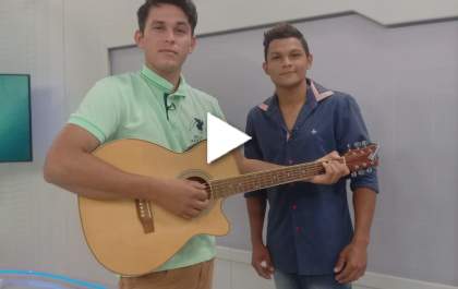 Pedreiro dá um 'show' ao cantar Milionário e Zé Rico durante obra e vídeo viraliza