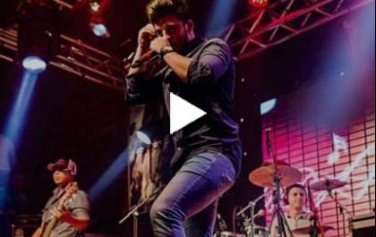 Cantor tem apenas os pais em plateia de show e sensibiliza a web