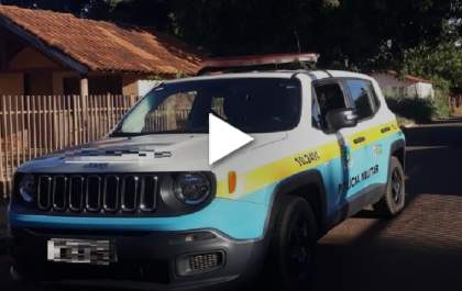 Ladrão 'pé de chinelo' rouba vaso de flor e esquece celular em quintal de casa