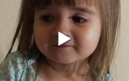 Garotinha de 2 anos pede dólares para mãe e diz que as coisas estão difíceis
