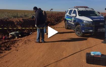 Jovem é morto com três tiros e tem corpo abandonado em estrada rural