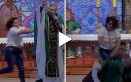 Padre Marcelo Rossi é empurrado por mulher em missa e cai do palco