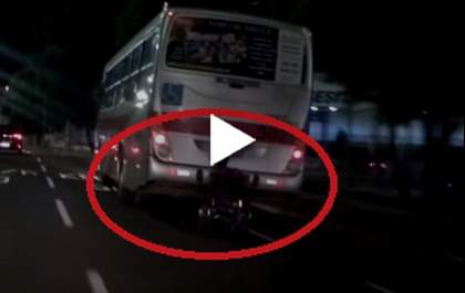 Cadeirante 'pega carona' em traseira de ônibus e sofre queda
