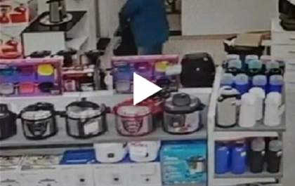 Câmeras flagram homem furtando mochila de funcionário de loja em TL