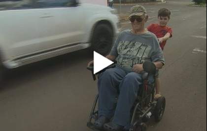 Menino ajuda seu avô cadeirante ir para a cama