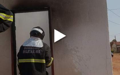 Jovem ateia fogo na casa do avô na Vila Haro após cobrança de dívida