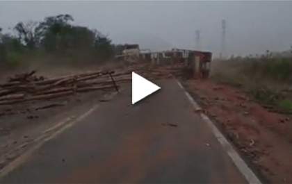 Tombamento na BR-262 deixa pista interditada por 4 horas
