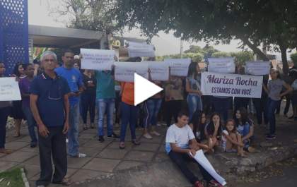 Amigos e familiares de Marisa Rocha fazem manifestação no fórum de TL