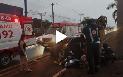 Jovens ficam feridos em acidente com moto na Avenida Ranulpho