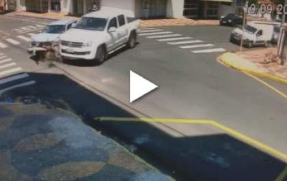 Caminhonete invade loja após acidente, veja o vídeo