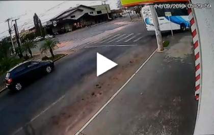Ônibus sobe na calçada e bate em placa em Três Lagoas