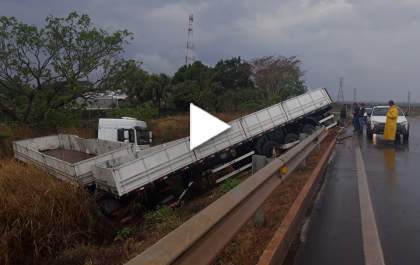 Carreta cai em barranco na BR-262 próximo a rotatória do Jupiá em Três Lagoas