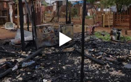 Mulher coloca fogo em barraco com jovem e o filho de 11 meses