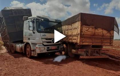 Motorista morre prensado ao cair de carroceria de carreta