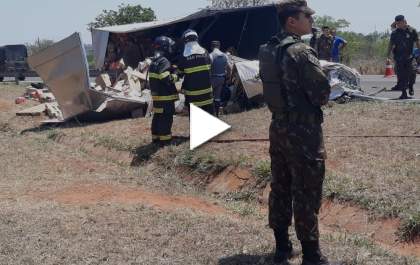 Caminhão que tombou na Marechal Rondon transportava materiais do Exército