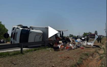 Caminhão tomba em transporte irregular de armas e explosivos
