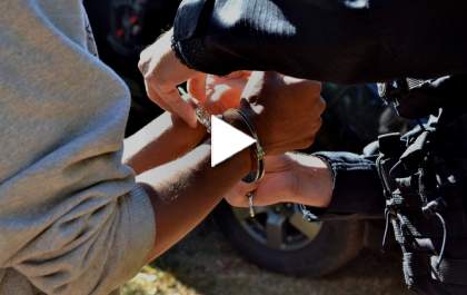 Jovem é presa após utilizar fio para estrangular o filho de três anos