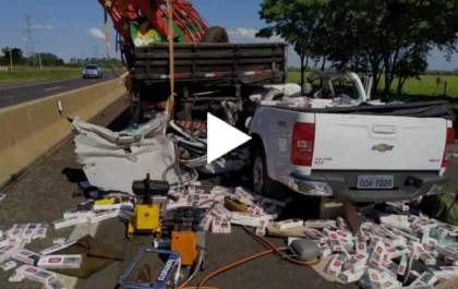 Motorista bate carro na traseira de caminhão e fica em estado grave ao fugir da PRF