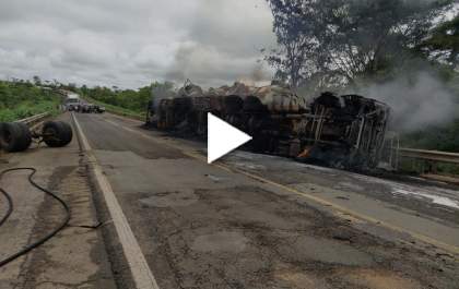 Motorista morre carbonizado em acidente com caminhão na BR-158