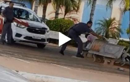 Policial usa spray de pimenta contra cachorrro e chuta o dono