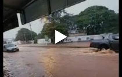 Chuva alaga parte da Avenida Clodoaldo Garcia em TL