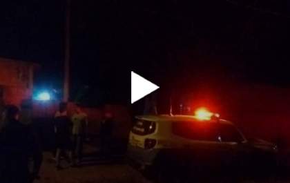 Homem tem o peito mordido pela esposa durante a briga do casal