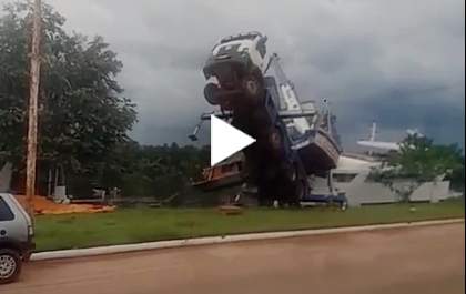 Qual a sua opinião sobre quindaste que tombou ao tentar içar um barco
