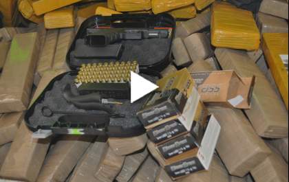 Pistola 9mm, 250 munições, e quase 1 tonelada de maconha são apreendidas pela PM
