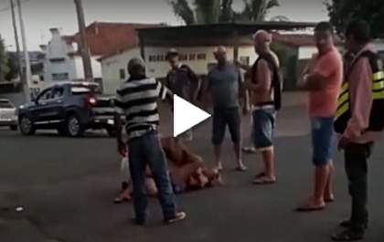 Mulheres brigam na rua e homens assistem sem fazer nada