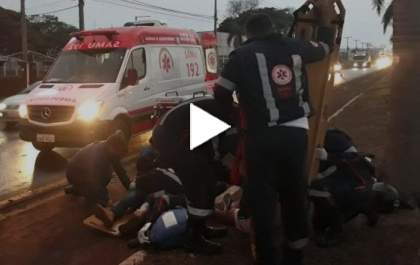 Cão atravessa na frente de motoqueiro e provoca acidente