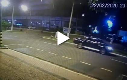 Vídeo mostra colisão de moto em caminhonete na Brasília
